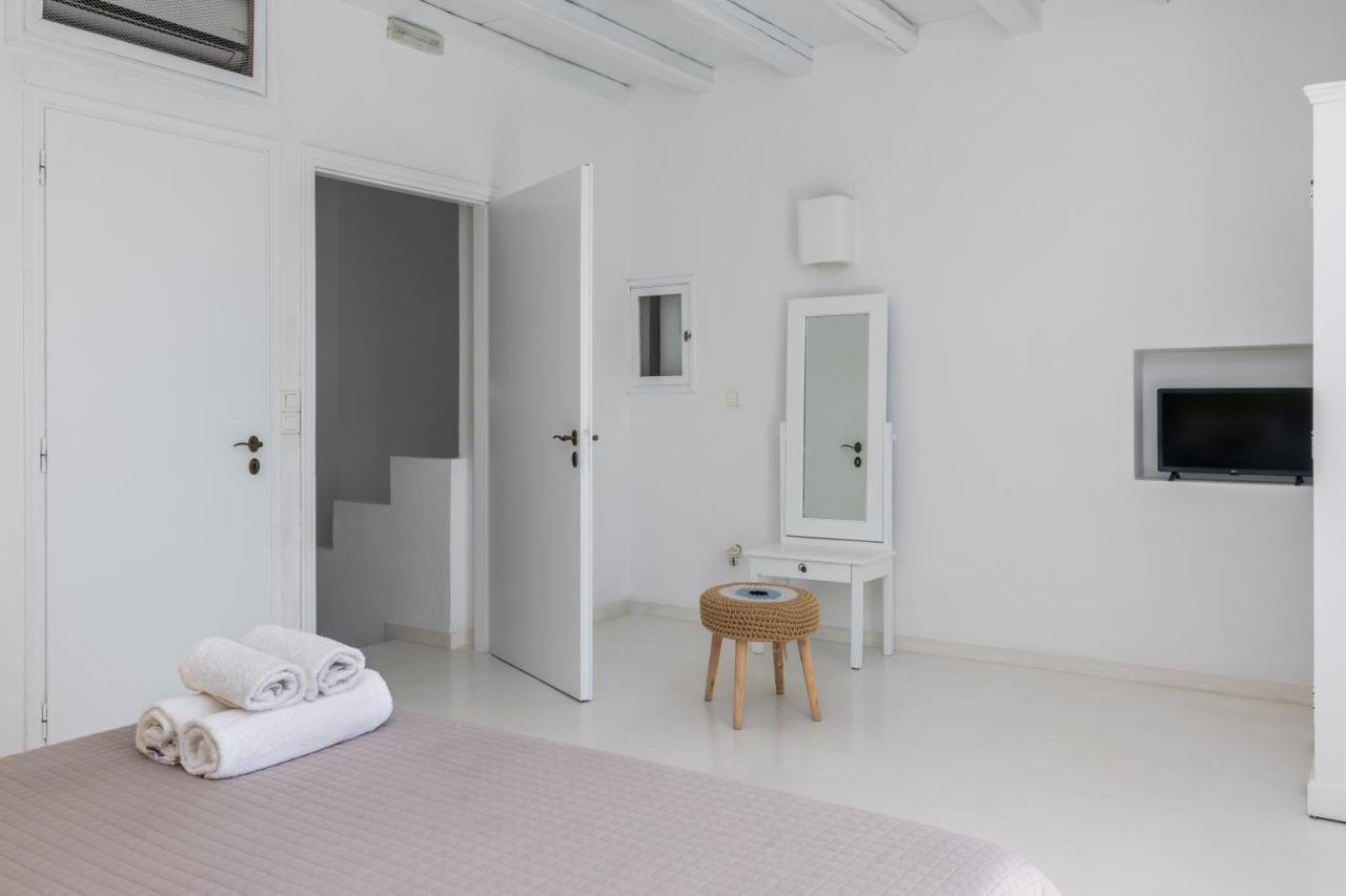 Thalassitra Private Pool Suites Adamantas  Exterior photo