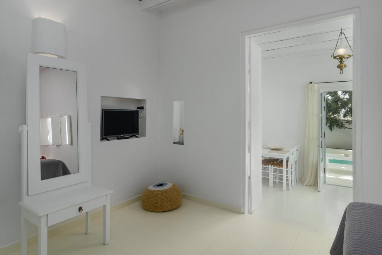 Thalassitra Private Pool Suites Adamantas  Exterior photo